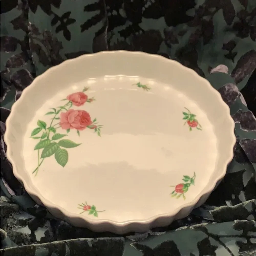 Christine Holm White Ruffled Edge Porcelain Quiche or Pie Dish Roses Pre Owned
